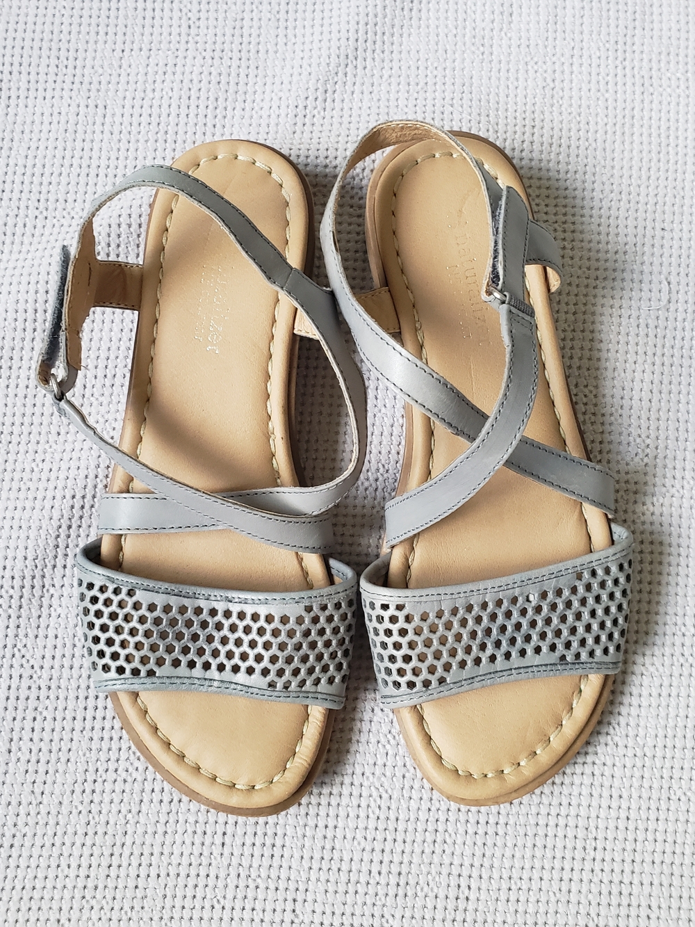 Naturalizer Juniper Size 8 Light Gray Leather Perforated Strappy Sandals